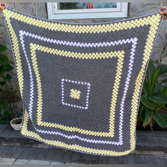 Granny Square Hand Crocheted Afghan Blanket Gorgeous - Picture 3 of 3